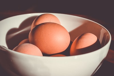 生鸡蛋在碗里
